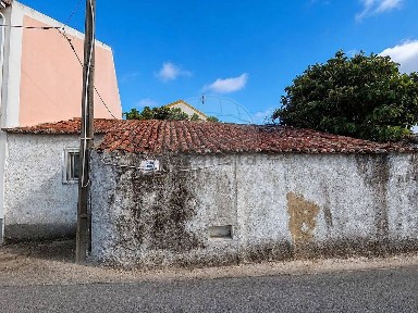 Moradia independente à venda na Rua dos Covões