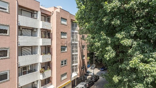 Apartamento T3 à venda na Rua Mouzinho de Albuquerque