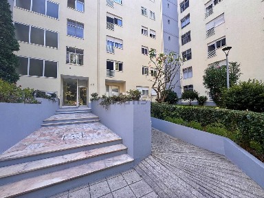 Apartamento T2 à venda na Rua Adelaide Estrada