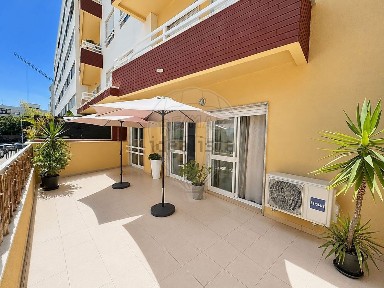 Apartamento T3 à venda na Praceta Carlos da Costa Frescata, 3