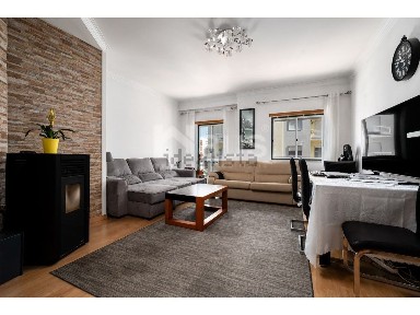 Apartamento T3 à venda na Rua Estevão Rodrigues