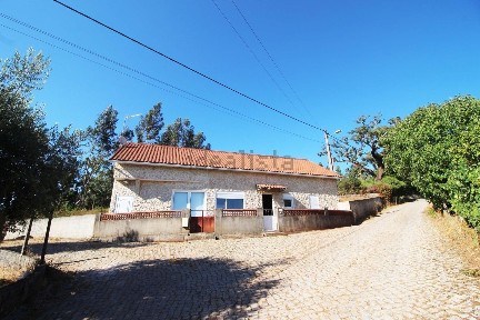 Casa de aldeia à venda em Maçãs de Dona Maria