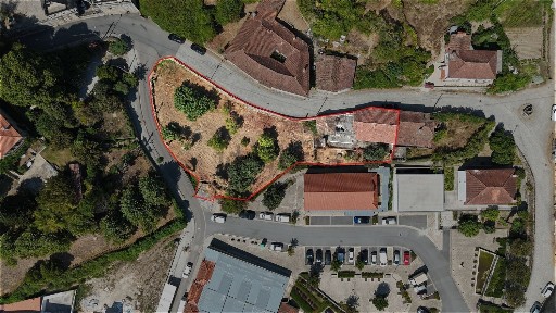 Moradia geminada à venda na Rua António Padre André, 16
