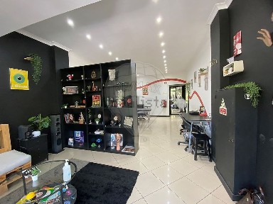 Espaço comercial à venda na Avenida Primeiro de Maio