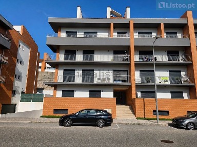 Apartamento T3 à venda na Rua Luís Cajão