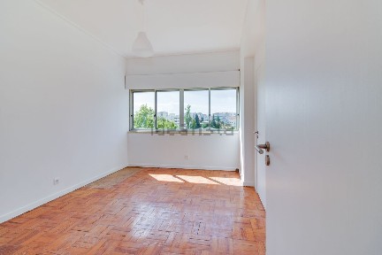 Arrendamento de apartamento T5 na Rua Cidade da Beira, 62 f