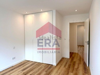 Arrendamento de apartamento T4 na Rua Almirante Reis