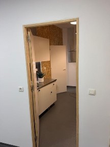 Loja renovada equipada com pequena cozinha,wc e mais uma devisao