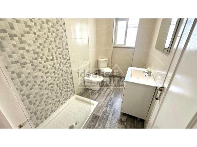 Apartamento T2 à venda na Rua Ilha de Santa Maria