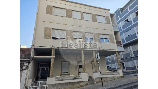 Arrendamento de apartamento T3 na Rua Dom Álvaro Abranches da Câmara, 20