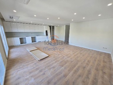 Apartamento T4 à venda em Santo António dos Cavaleiros e Frielas