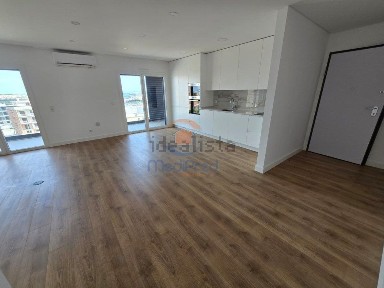 Apartamento T3 à venda na Rua Rosa Lobato Faria