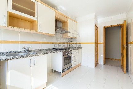 Arrendamento de apartamento T2 na Rua Alfredo Keil
