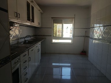 Apartamento T1 transformado em T2 - Quinta do Conde