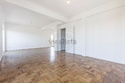 Arrendamento de apartamento T4 na Avenida da Ilha da Madeira