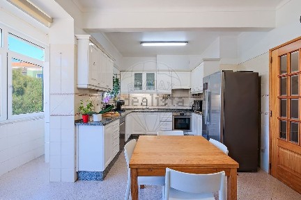 Apartamento T3 à venda na Rua Mouzinho de Albuquerque