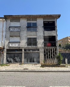 Moradia geminada à venda na Rua do Emigrante