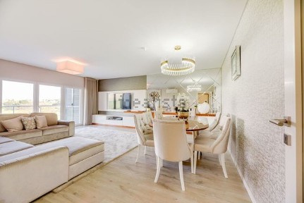 Apartamento T3 à venda na Rua Sampaio Bruno