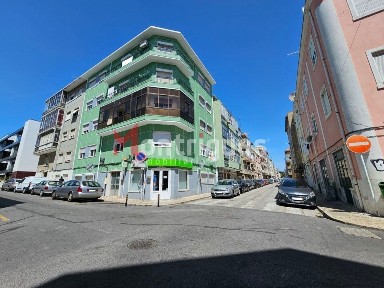 Arrendamento de espaço comercial na Rua Salvador Allende, 33