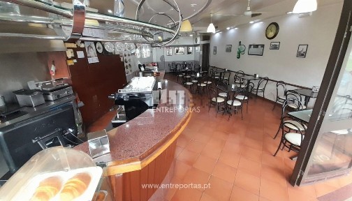 Espaço comercial à venda na Matriz - Mariadeira - Nova Sintra