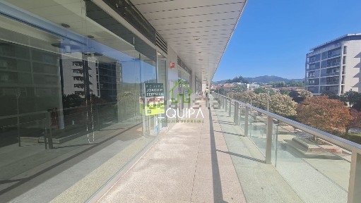 Espaço comercial à venda na Avenida Manuel da Costa Campelos