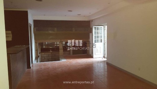 Espaço comercial à venda em Cinfães