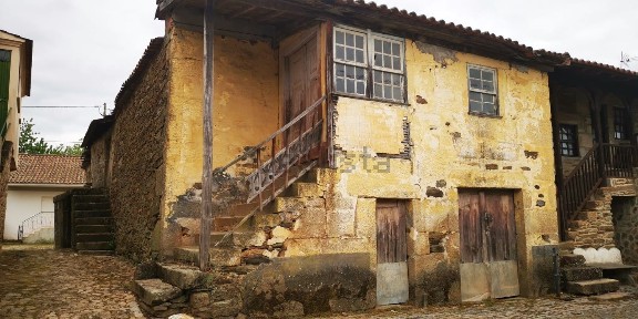 Casa de aldeia à venda na Rua do Ferreiro