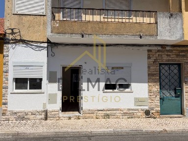Apartamento T3 à venda na Rua Coronel Raul Oliveira Verdades Miranda