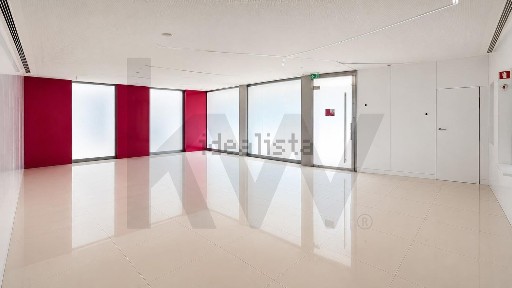 Arrendamento de espaço comercial na Avenida Infante Santo s/n