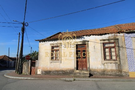 Moradia geminada à venda em Santa Maria de Lamas