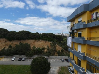 Apartamento T3 à venda na Rua Raúl Brandão