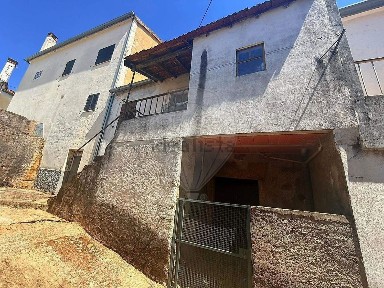 Moradia independente à venda na Rua da Fontaínha