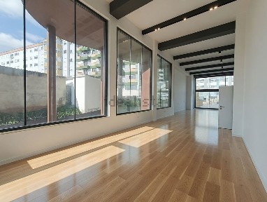 Arrendamento de espaço comercial na Rua General Humberto Delgado