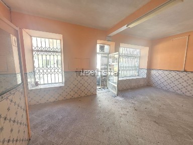 Arrendamento de espaço comercial na Rua do Almirante Cândido dos Reis