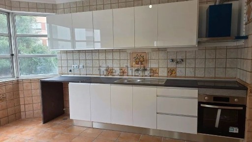 Apartamento T3 à venda na Rua Professor Rui Luís Gomes