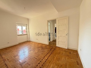 Apartamento T2 à venda na Praça Sócrates da Costa, 10