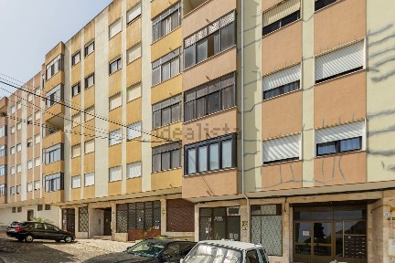 Apartamento T3 à venda na Rua Egas Moniz