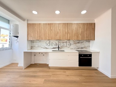 Apartamento T2 à venda na Rua Conde Almeida Araújo, 68