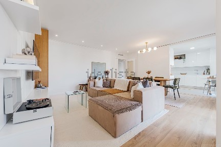 Apartamento T3 à venda na Rua José Mascarenhas Relvas