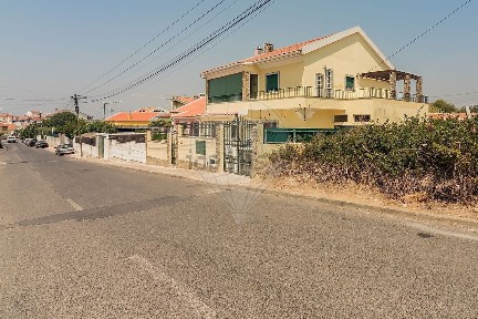Moradia independente à venda na Estrada Azeiteira, 17