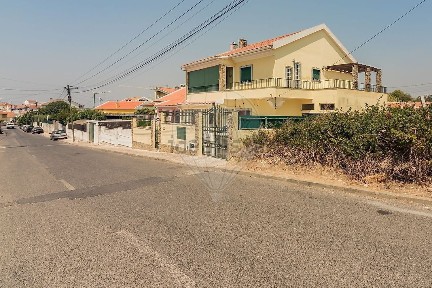 Moradia independente à venda na Estrada Azeiteira, 17