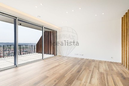Apartamento T3 à venda na Rua Comodoro Trindade de Sousa