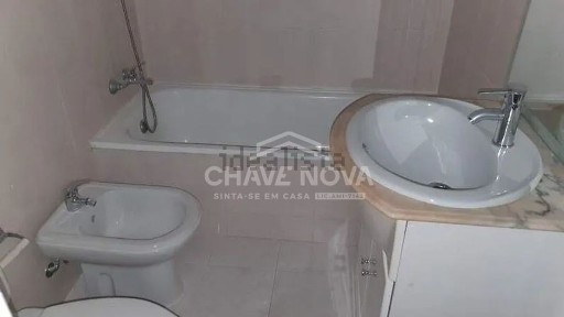 Apartamento T2 à venda na Praceta Henrique Santana