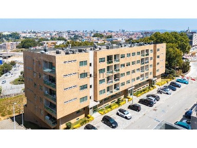 Apartamento T4 à venda na Rua António Gustavo Moreira, 175