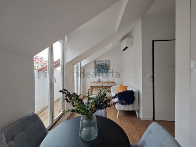 Apartamento T2 à venda na Rua do Vale de Santo António