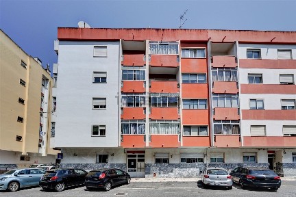 Apartamento T2 à venda na Circular da Rainha Santa Isabel, 14
