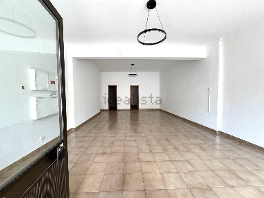 Arrendamento de espaço comercial na Calçada do Moinho de Vento, 12 a