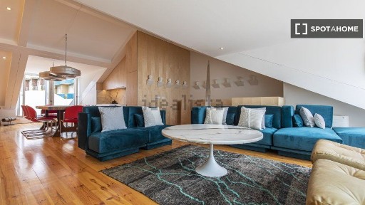 Arrendamento de apartamento T4 na Praça Ilha do Faial