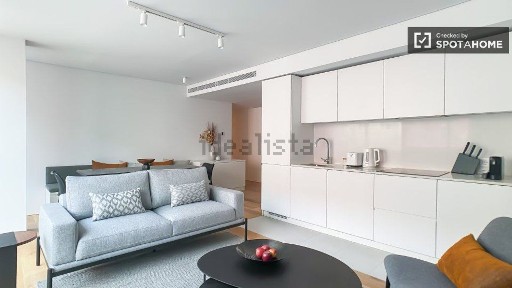 Arrendamento de apartamento T2 na Rua Professor Sousa da Câmara