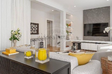 Apartamento T4 à venda na Avenida 5 de Outubro